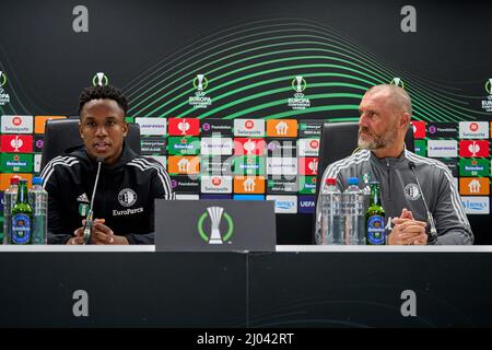 Rotterdam, Niederlande. 16. März 2022, Luis Sinisterra von Feyenoord, Feyenoord-Assistenztrainer John de Wolf während der Pressekonferenz und Schulung von Feyenoord am 16. März 2022 in de Kuip, Rotterdam, Niederlande. (Box zu Box Pictures/Tom Bode) Stockfoto