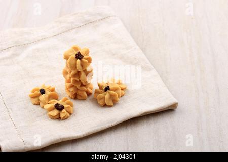 Kue Semprit, Indonesische Traditiona Cookies dienten zur Feier von Lebaran Idul Fitri IED Mubarak. Hergestellt aus Butter, Mehl, Ei, mit Blumenform. Kopieren Stockfoto