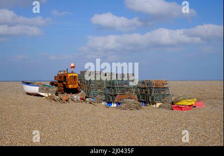 Fischerboot, Traktor und Hummertöpfe am Strand von Cley am Meer, im Norden von norfolk, england Stockfoto