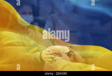 Doppelte Exposition von Freiwilligen, die heiße Suppe für ukrainische Migranten im Flüchtlingszentrum und ukrainische Flagge servieren Stockfoto