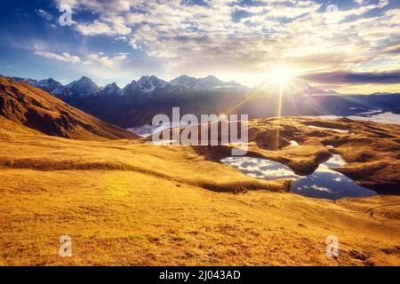 Fantastischer See Koruldi mit bewölktem Himmel am Fuße des Mt. Ushba. Dramatische Morgenszene. Obersvaneti, Mestia, Georgien, Europa. Hoher Kaukasuskamm Stockfoto