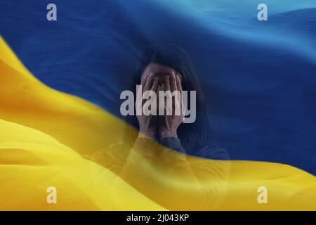 Doppelte Exposition von depressiven mittleren Erwachsenen, die ihr Gesicht mit Händen und ukrainischer Flagge bedeckten. Stockfoto
