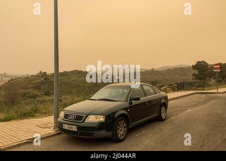 Haze bedeckt den Himmel Spaniens aufgrund des Celia-Sturms und der Sahara. Stockfoto