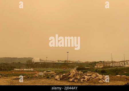 Haze bedeckt den Himmel Spaniens aufgrund des Celia-Sturms und der Sahara. Stockfoto