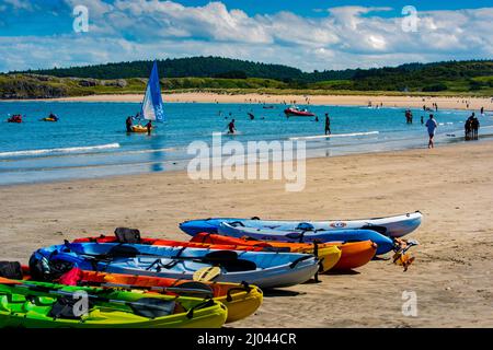 Kajaks Reihen sich am Marble Hill Beach in Dunfanaghy County Donegal, Irland, an Stockfoto