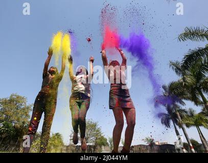 Bhopal, Indiens Bundesstaat Madhya Pradesh. 16. März 2022. Studenten feiern das Holi-Festival, das Festival der Farben, in Bhopal, der Hauptstadt des indischen Staates Madhya Pradesh, am 16. März 2022. Quelle: Str/Xinhua/Alamy Live News Stockfoto