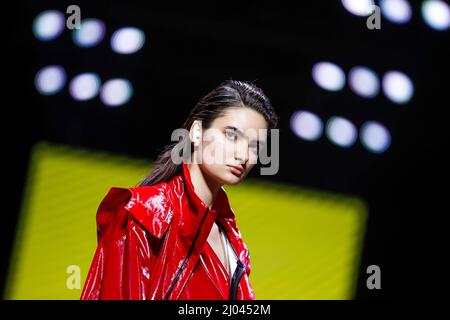 Berlin, Deutschland. 16. März 2022. Berlin Fashion Week: Models präsentieren Kreationen der Designerin Rebekka Ruetz im Kraftwerk Berlin. Quelle: Gerald Matzka/dpa/Alamy Live News Stockfoto