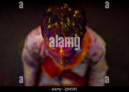 Kathmandu, Nepal. 16. März 2022. Ein Anhänger feiert das Holi-Festival, das Festival der Farben, in Kathmandu, Nepal, 16. März 2022. Quelle: Sulav Shrestha/Xinhua/Alamy Live News Stockfoto