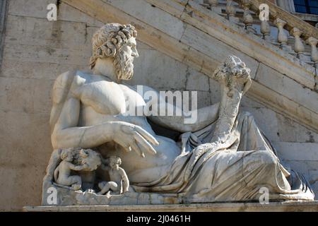 Skulptur des Flusses Tiber im Capitolium, geplant von Michelangel Stockfoto