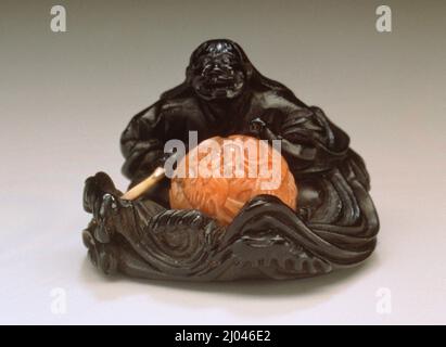 Ryūjin: Herrscher der Meere und Gezeiten. Japan, Ende des 19.. Jahrhunderts. Kostüme; Accessoires. Ebenholz, Koralle, Elfenbein mit Flecken Stockfoto