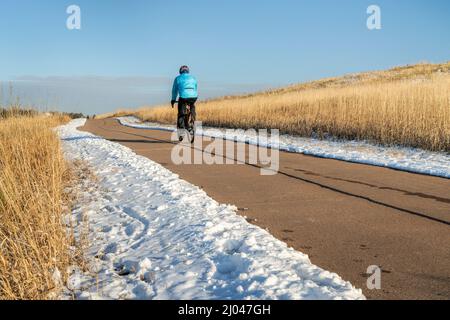 Winternachmittag auf einem Radweg mit einem Radler auf einem Schotterrad - Cathy Fromme-Naturgebiet in Fort Collins, Colorado Stockfoto