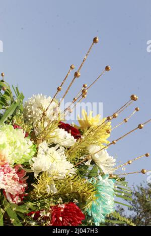 Frühling Blumenstrauß mit Himmel Hintergrund. Stockfoto