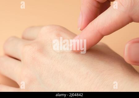 Transparentes Gel auf einer weiblichen Hand. Frau, die feuchtigkeitsspendendes Gel auf ihr Handgelenk aufträgt Stockfoto