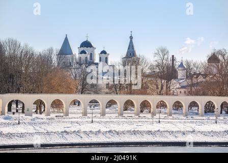 Hof von Jaroslaw mit der alten Kathedrale des Hl. Nikolaus und der Arkade von Gostiny Dvor im Winter. Nowgorod Weliki, Russland Stockfoto