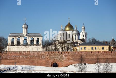 Weliki Nowgorod Kreml im Winter. Glockenturm und Kuppeln der Sophienkathedrale an der Festungsmauer Stockfoto