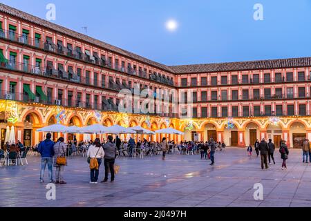 Restaurants auf dem Platz Plaza de la Corredera in der Abenddämmerung, Cordoba, Andalusien, Spanien | Restaurants auf dem Platz Plaza de la Corredera Stockfoto