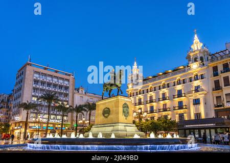 Brunnen mit Reiterstandbild des Gonzalo Fernández de Córdoba, Gran Capitán, auf der Plaza de las Tendillas in der Abenddämmerung, Cordoba, Andalusien Stockfoto