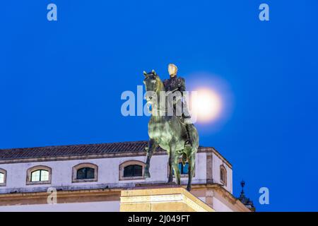 Reiterstandbild des Gonzalo Fernández de Córdoba, Gran Capitán, auf der Plaza de las Tendillas in der Abenddämmerung, Cordoba, Andalusien, Spanien | Stockfoto