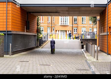 Epsom Surrey London, Großbritannien, March16 2022, Frau, die allein unter Einer Brücke geht Stockfoto