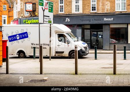 Epsom Surrey London, Großbritannien, March16 2022, Entfernung Van parkte vor Einem gescheiterten Einzelhandelsgeschäft für Schönheitspflege ohne Menschen Stockfoto