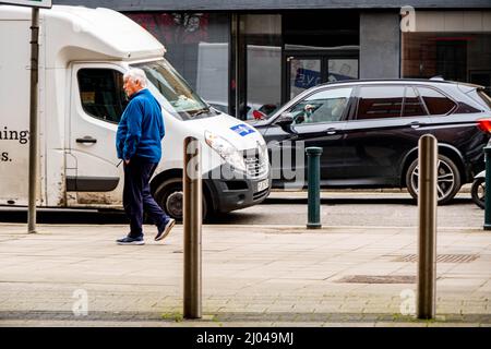 Epsom Surrey London, Großbritannien, March16 2022, Single man Walking Alone in Front of Traffic Stockfoto