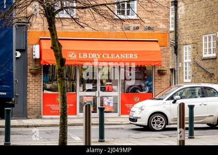 Epsom Surrey London UK, March16 2022, LB Dry Cleaning Shop Tür und Eingang mit vorbeifahrenden Verkehr Stockfoto