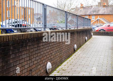 Epsom Surrey London, Großbritannien, March16 2022, Eingangsweg zum öffentlichen Parkplatz des Rates ohne Personen Stockfoto