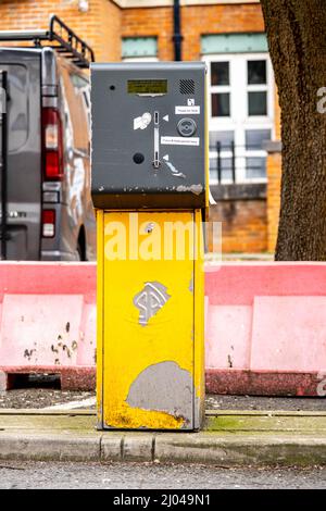 Epsom Surrey London, Großbritannien, March16 2022, Ausgang Token Payment Machine in Public Car Park With No People Stockfoto