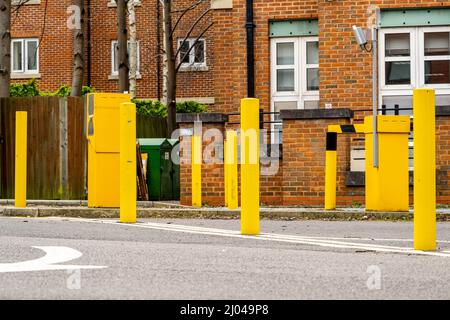 Epsom Surrey London, Großbritannien, March16 2022, Public Council Einfahrtskontrollbarrieren und Sicherheitssäulen in Hellgelb Stockfoto