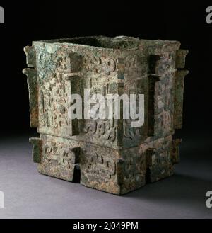 Lidless Square Ritual Weinbehälter (Fangyi) mit Masken und Drachen. China, späte Shang-Dynastie, späte Anyang-Phase, ca. 1100-1050 v. Chr. Möbel, Accessoires. Bronzeguss Stockfoto