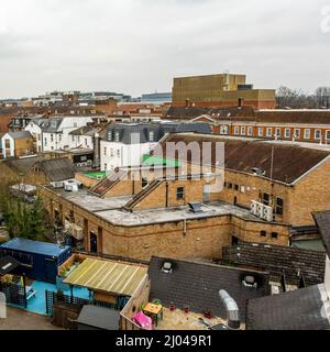 Epsom Surrey London Großbritannien, March16 2022, Blick auf alte traditionelle Dachterrappen Epsom Town Centre With No People Stockfoto