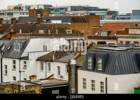 Epsom Surrey London Großbritannien, March16 2022, Blick auf alte traditionelle Dachterrappen Epsom Town Centre With No People Stockfoto