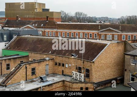 Epsom Surrey London Großbritannien, March16 2022, Blick auf alte traditionelle Dachterrappen Epsom Town Centre ohne Menschen Stockfoto