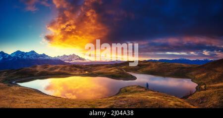 Fantastischer See Koruldi mit bewölktem Himmel am Fuße des Mt. Ushba. Dramatische Morgenszene. Obersvaneti, Mestia, Georgien, Europa. Hoher Kaukasuskamm Stockfoto