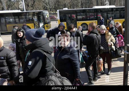 Non Exclusive: ODESA, UKRAINE - 16. MÄRZ 2022 - die Bewohner der Frontlinie Mykolayiv kommen mit Evakuierungsbussen nach Odesa, Südukraine Stockfoto