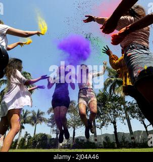 Bhopal, Indien. 16. März 2022. Indische junge Frauen spielen vor dem Holi-Festival mit Farben. Das Fest der Farbe Holi markiert den Beginn der Frühjahrssaison und wird am 18.. März im ganzen Land gefeiert. Kredit: SOPA Images Limited/Alamy Live Nachrichten Stockfoto