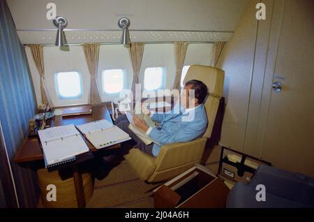 AN BORD DER AIR FORCE ONE - 20. Februar 1972 - US-Präsident Richard Nixon liest Briefing-Dokumente in seinem privaten Büro an Bord der Air Force One vor Stockfoto