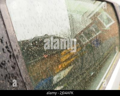 Sheerness, Kent, Großbritannien. 16. März 2022. Wetter in Großbritannien: Ein Auto, das während des Regenschauens zur Mittagszeit mit Staub aus der Sahara bedeckt war. Kredit: James Bell/Alamy Live Nachrichten Stockfoto