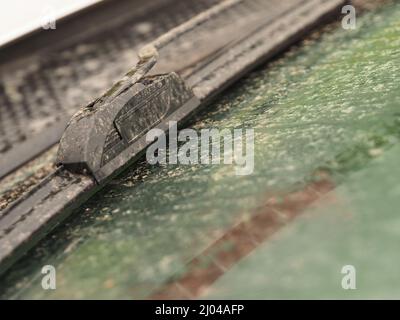 Sheerness, Kent, Großbritannien. 16. März 2022. Wetter in Großbritannien: Ein Auto, das während des Regenschauens zur Mittagszeit mit Staub aus der Sahara bedeckt war. Kredit: James Bell/Alamy Live Nachrichten Stockfoto