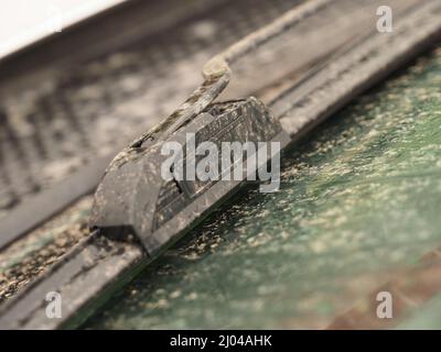 Sheerness, Kent, Großbritannien. 16. März 2022. Wetter in Großbritannien: Ein Auto, das während des Regenschauens zur Mittagszeit mit Sarahan-Staub bedeckt war. Kredit: James Bell/Alamy Live Nachrichten Stockfoto