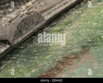 Sheerness, Kent, Großbritannien. 16. März 2022. Wetter in Großbritannien: Ein Auto, das während des Regenschauens zur Mittagszeit mit Sarahan-Staub bedeckt war. Kredit: James Bell/Alamy Live Nachrichten Stockfoto