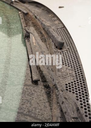 Sheerness, Kent, Großbritannien. 16. März 2022. Wetter in Großbritannien: Ein Auto, das während des Regenschauens zur Mittagszeit mit Staub aus der Sahara bedeckt war. Kredit: James Bell/Alamy Live Nachrichten Stockfoto