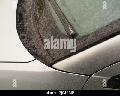 Sheerness, Kent, Großbritannien. 16. März 2022. Wetter in Großbritannien: Ein Auto, das während des Regenschauens zur Mittagszeit mit Staub aus der Sahara bedeckt war. Kredit: James Bell/Alamy Live Nachrichten Stockfoto