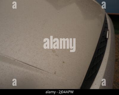 Sheerness, Kent, Großbritannien. 16. März 2022. Wetter in Großbritannien: Ein Auto, das während des Regenschauens zur Mittagszeit mit Staub aus der Sahara bedeckt war. Kredit: James Bell/Alamy Live Nachrichten Stockfoto