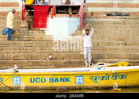 Indien. Varanasi Benares Uttar Pradesh. Heilige Waschungen auf dem Fluss Ganges Stockfoto