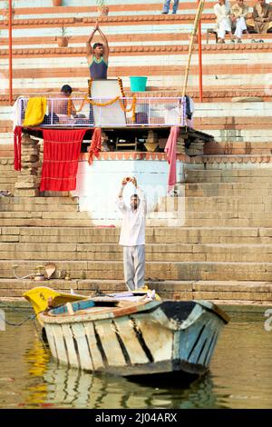 Indien. Varanasi Benares Uttar Pradesh. Heilige Waschungen auf dem Fluss Ganges Stockfoto