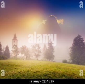 Fantastischer, nebliger Blick auf den Nationalpark Tre Cime di Lavaredo. Dramatische und malerische Morgenszene. Dolomiten, Südtirol. Standort Auronzo, Ital Stockfoto