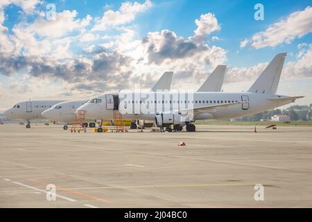 Drei verschiedene Flugzeugtypen standen auf dem Vorfeld des Flughafens an Stockfoto