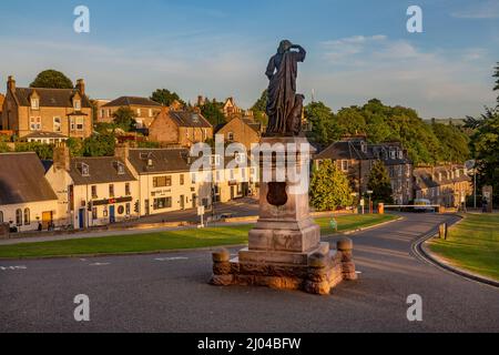 Statue von Flora MacDonald vor dem Inverness Castle, gegenüber der Stadt. Inverness, Schottland. Stockfoto