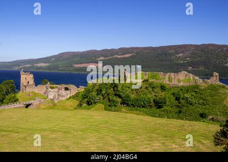 Blick auf Urquhart Castle, eine Ruine, liegt neben Loch Ness in den Highlands von Schottland. Stockfoto